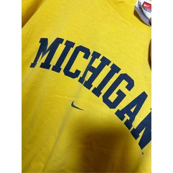 Y2K‎ Nike Center CheckMichigan University football basketball T-shirt - Picture 3 of 3
